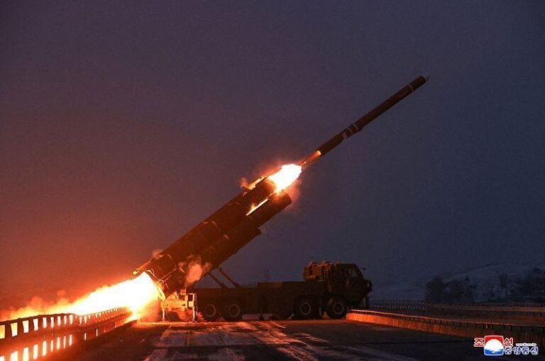 Coreia do Norte dispara cerca de 10 mísseis balísticos