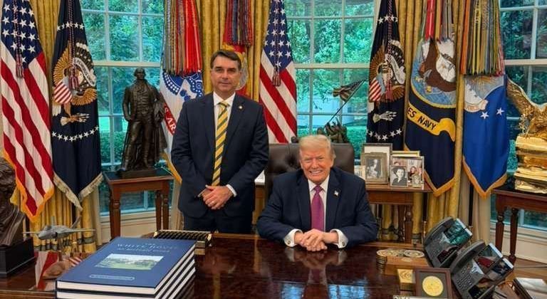 Trump auxilia Flávio Bolsonaro a deixar Argentina