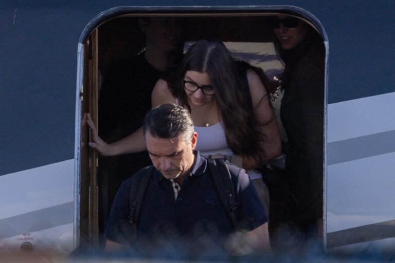 Flávio Bolsonaro perde aliados após radicalizar discurso