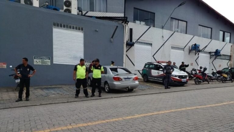 Ilhabela fiscaliza motos com escapamento adulterado na Barra Velha