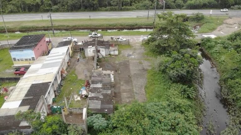 Fiscalização flagra despejo em rio e prevê R$5,9 mil em multas